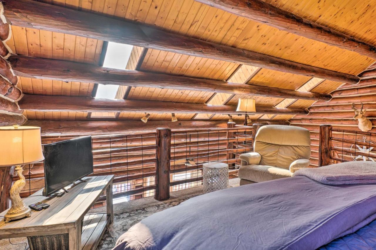 Classic Colorado Log Home With Mountain Views! Florissant エクステリア 写真